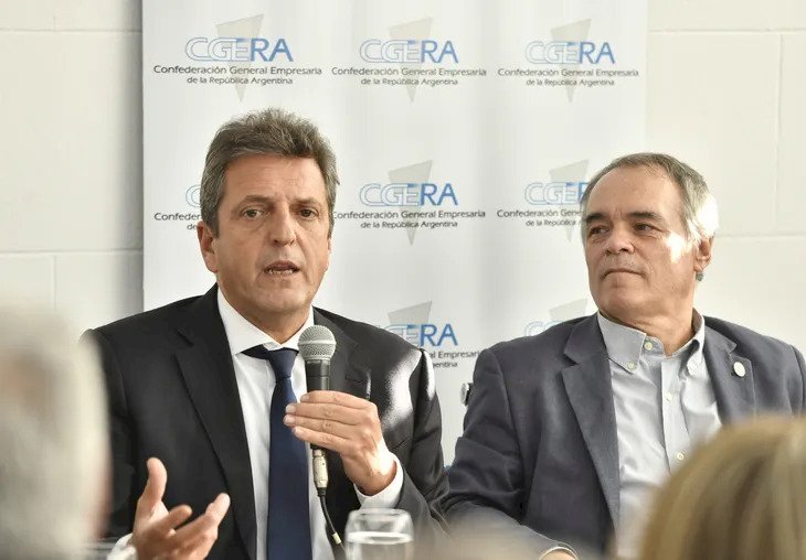 Dólar: Massa analiza una baja de impuestos para empresas que utilicen sus propias divisas